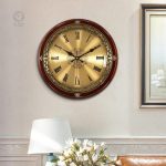 Ancienne horloge en bois sculpté