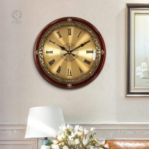 Ancienne horloge en bois sculpté