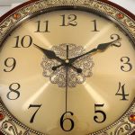 Horloge d'époque avec finition patinée