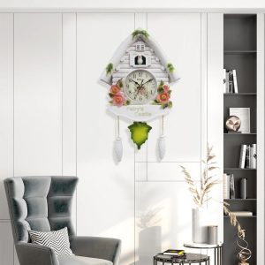 Horloge Coucou vintage avec décorations artisanales
