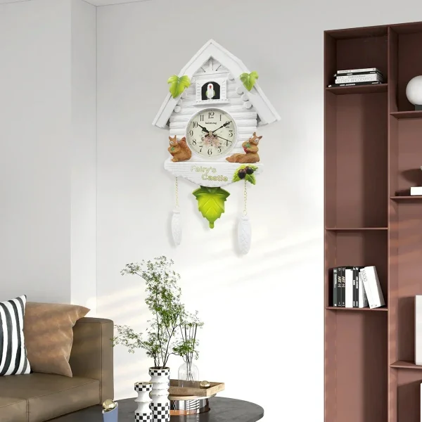 Coucou horloge rétro en bois sculpté avec oiseaux