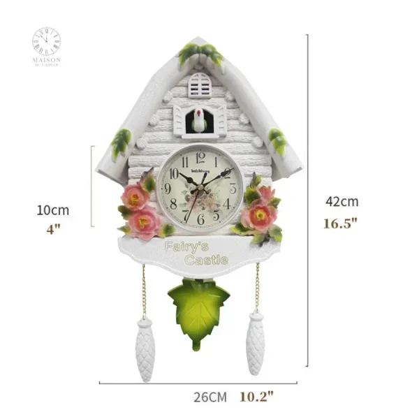 Horloge ancienne avec motif floral et pendule en mouvement