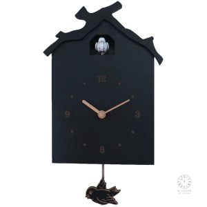 Coucou horloge avec un mécanisme silencieux et design unique