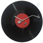 Accessoire déco original : horloge vinyle moderne