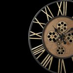 Horloge en bois aux engrenages décoratifs