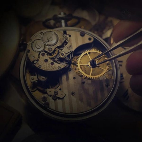 Horloge design avec système d'engrenage unique