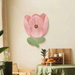 Horloge décorative avec motif floral, ambiance douce