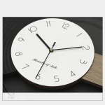Horloge murale spacieuse, un accent décoratif unique