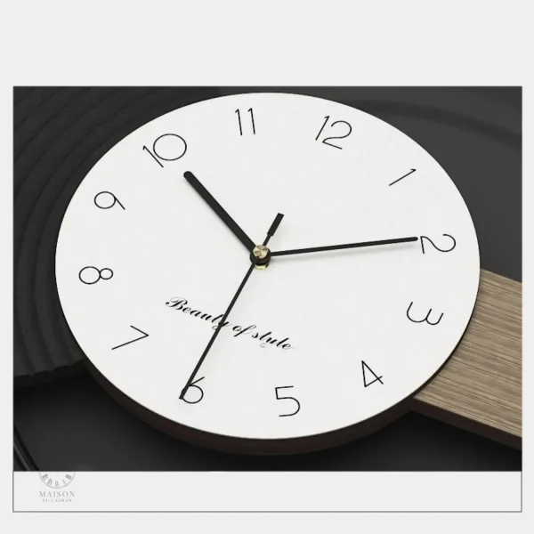Horloge murale spacieuse, un accent décoratif unique
