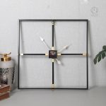 Horloge murale carrée au style contemporain