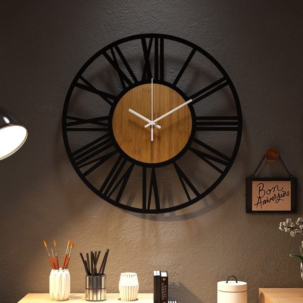 Horloge murale avec design à chiffres romains élégants