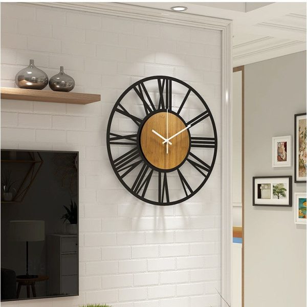 Horloge murale large avec style classique et chiffres romains
