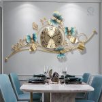 Horloge murale avec un grand cadran artistique