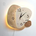 Horloge murale design avec finition en bois