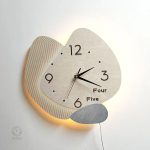 Style contemporain : horloge murale en matériaux naturels