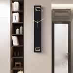 Grande horloge en bois au design élégant