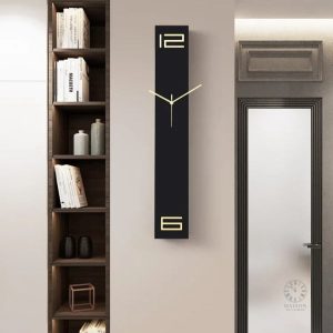 Grande horloge en bois au design élégant
