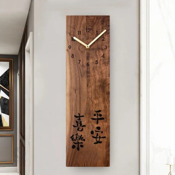 Grande horloge en bois avec style contemporain