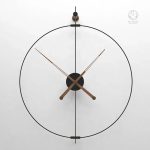 Grande horloge murale avec chiffres stylisés