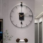 Grande horloge murale en métal élégante et moderne