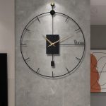 Horloge murale en métal au design contemporain