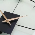 Grande horloge en métal pour une décoration murale stylée