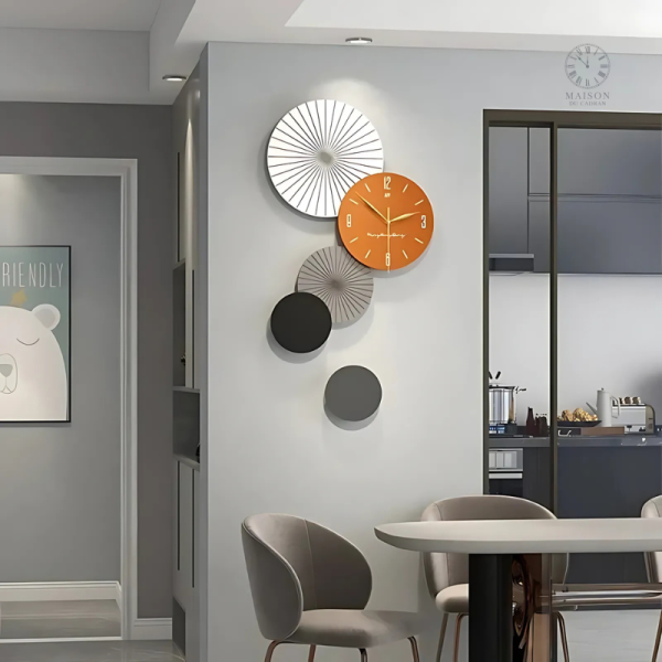Horloge murale minimaliste aux lignes épurées