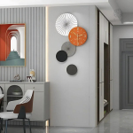 Horloge murale avec chiffres et aiguilles visibles