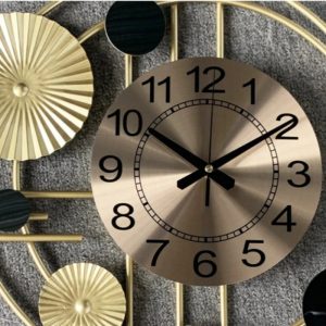 Grosse horloge au style contemporain