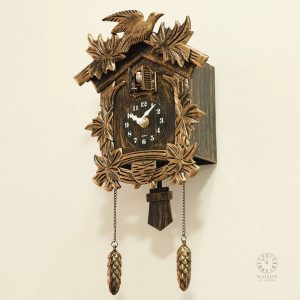 Horloge coucou avec décorations artisanales