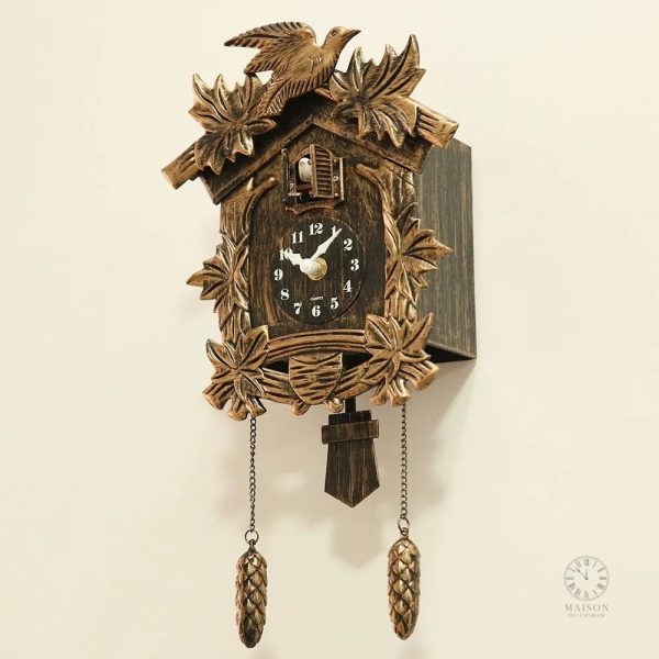 Horloge coucou avec décorations artisanales