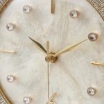 Horloge à Poser contemporaine, parfaite sur une étagère
