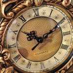 Horloge rétro avec détails artistiques