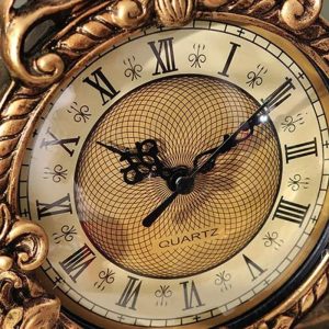 Horloge rétro avec détails artistiques