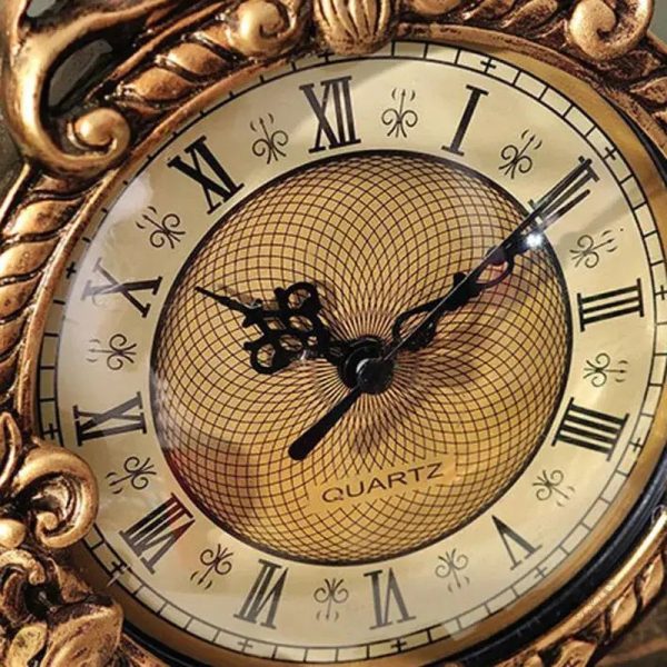 Horloge rétro avec détails artistiques