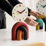 Accessoire de bureau : horloge à poser au design unique