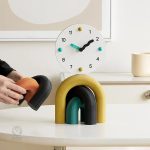Horloge à poser colorée pour ajout de style à la déco
