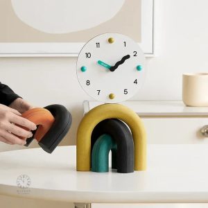 Horloge à poser colorée pour ajout de style à la déco