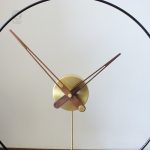 Horloge à poser au design contemporain et raffiné