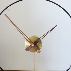 Horloge à poser au design contemporain et raffiné