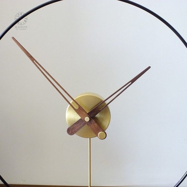 Horloge à poser au design contemporain et raffiné