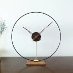 Horloge de table style luxe pour une décoration moderne