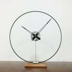 Horloge à poser chic, parfaite pour un intérieur sophistiqué