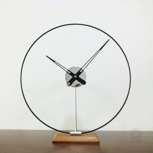 Horloge à poser chic, parfaite pour un intérieur sophistiqué