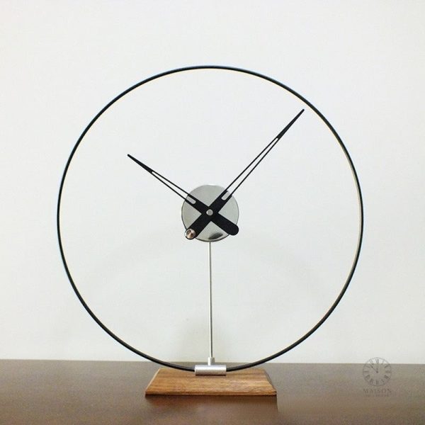 Horloge à poser chic, parfaite pour un intérieur sophistiqué
