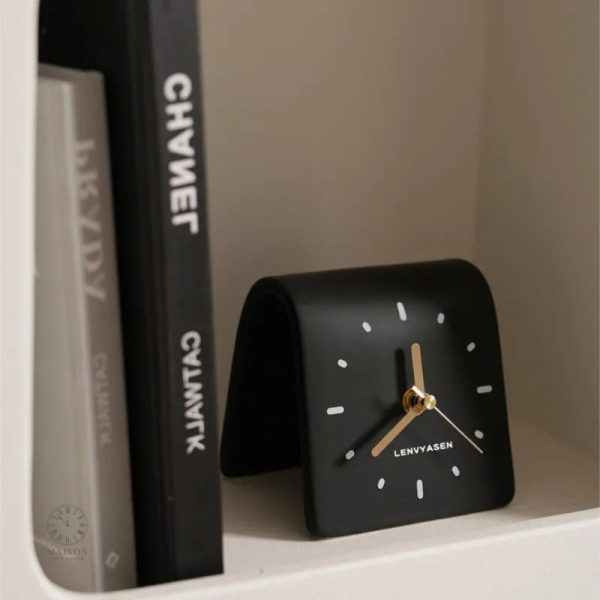 Horloge à poser en céramique au design contemporain