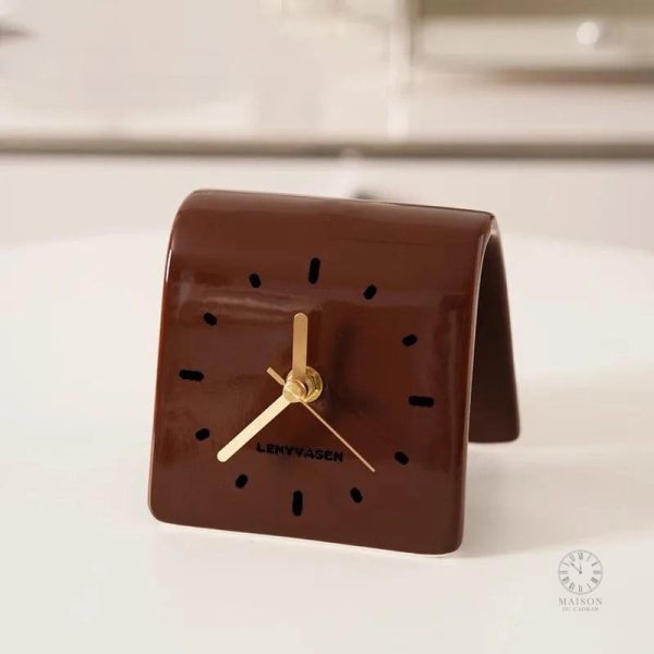 Horloge à poser en céramique aux finitions soignées