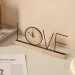 Horloge à poser au style épuré pour un intérieur chic