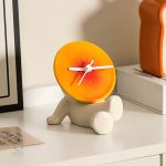 Accessoire horloger moderne à placer sur une étagère