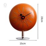 Élégante horloge rétro à poser sur une étagère